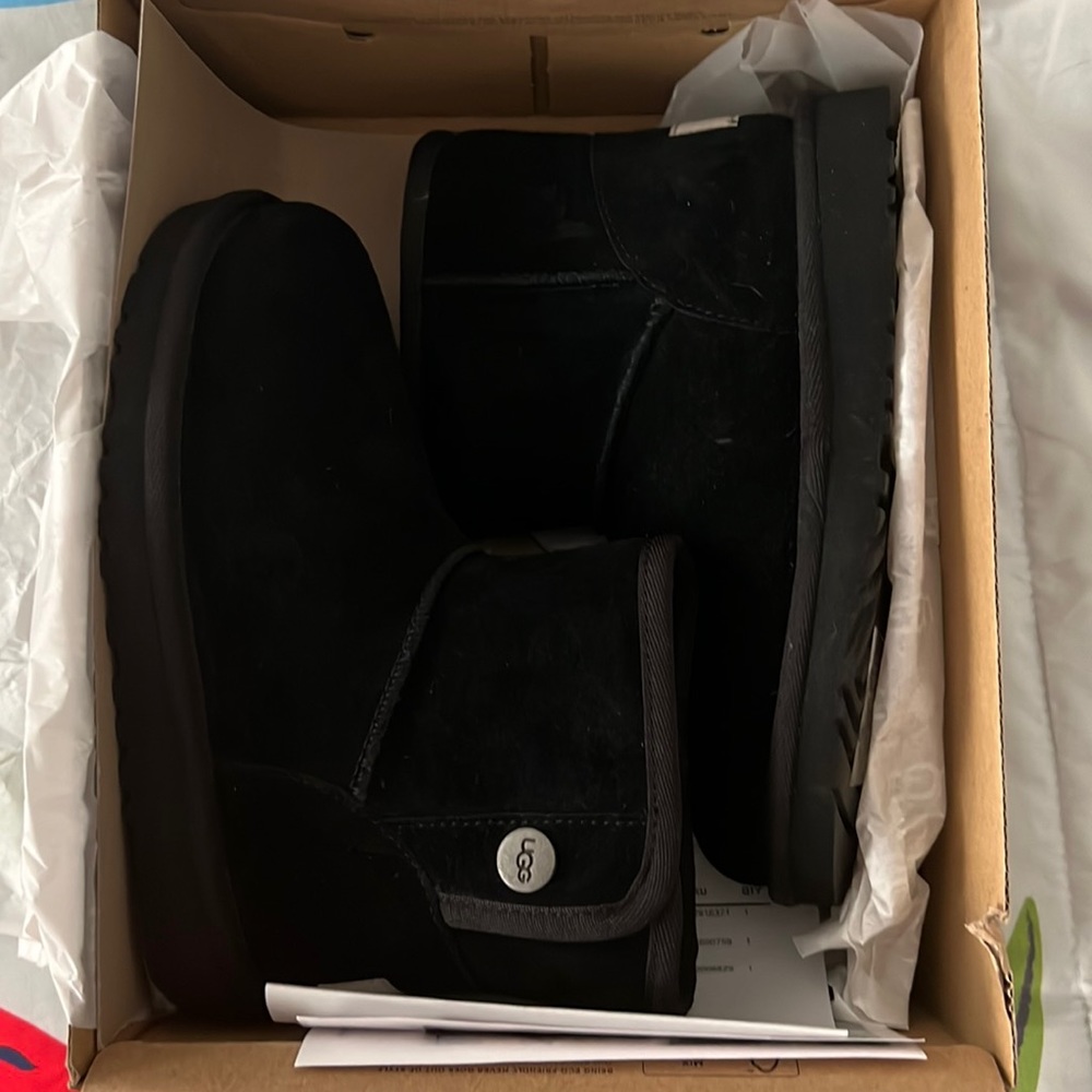 BNIB UNISEX BLACK UGG BOOTS. Kids size 13.